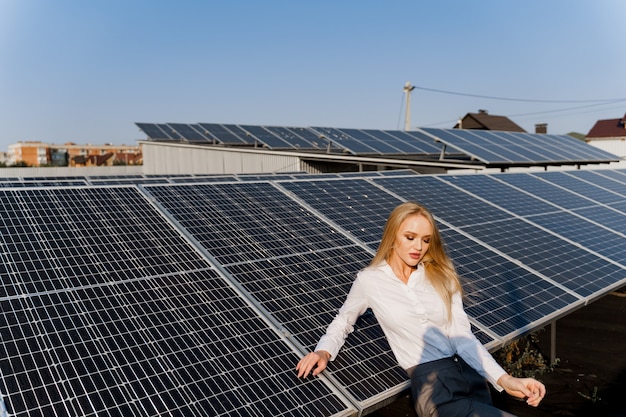 Foto vrouw leunt op zonnepanelen