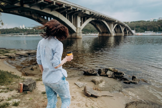 Vrouw levensstijl kapsel achtergrond stad rivier achter