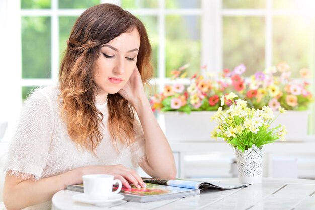 Vrouw lezing tijdschrift