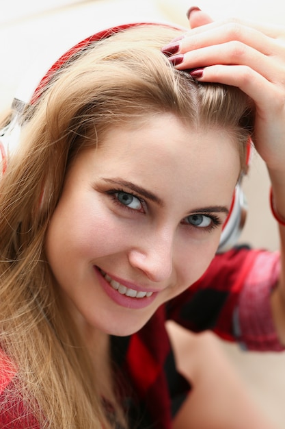 Foto vrouw liggen op de sofa luisteren muziek droom