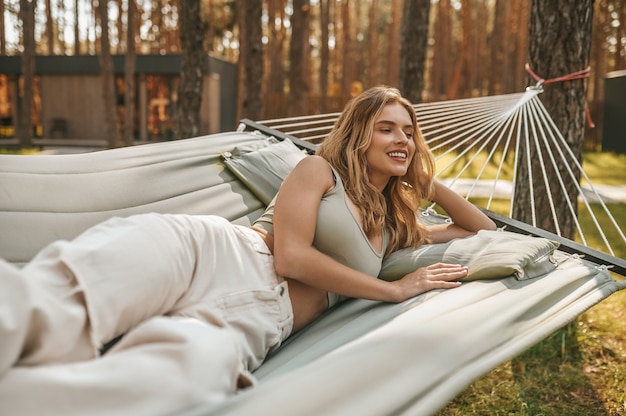 Vrouw liggend comfortabel op hangmat met rust in de natuur