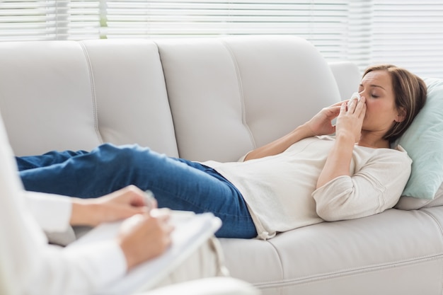 Vrouw liggend op de Bank door therapeut