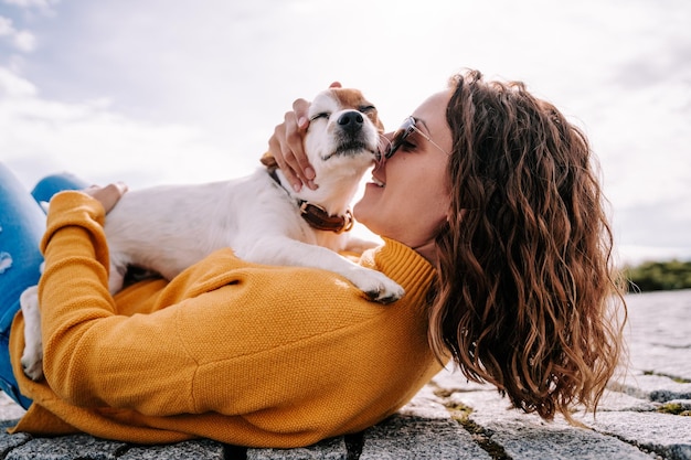Vrouw liggend op de vloer met hond buiten