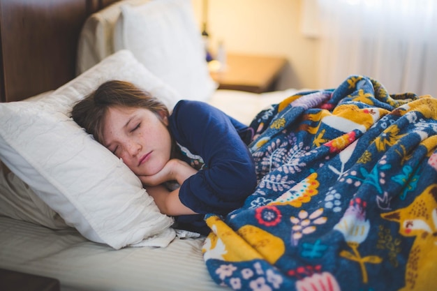 Vrouw ligt op bed.