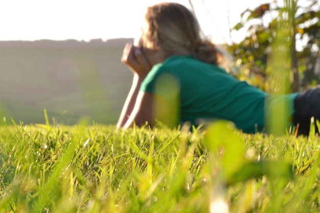 Foto vrouw ligt op het grasveld.