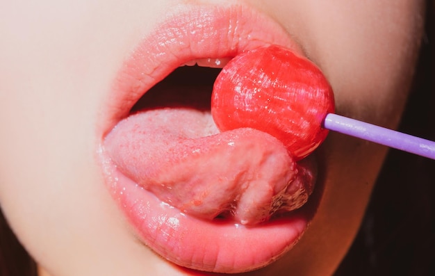 Vrouw likken lollipop art banner rode lippen met lolly Sexy rode vrouwelijke mond en tong met lolli popart print voor ontwerp