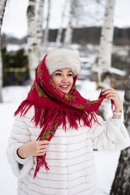 Vrouw likt een traditionele Russische lolly in de vorm van een haan Outdoor In Winter Time