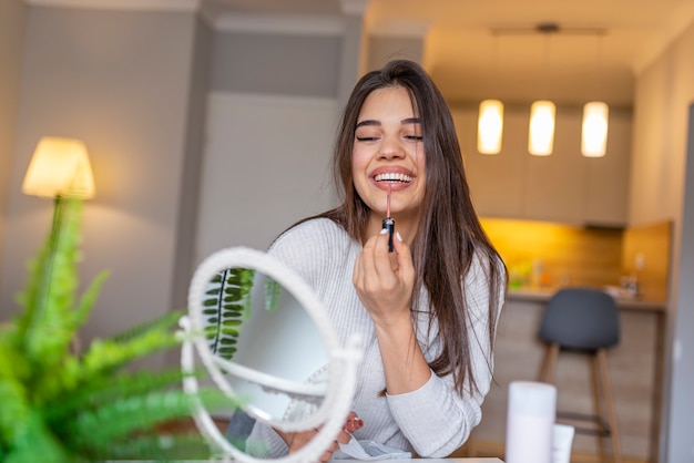 Foto vrouw lippenstift spiegel