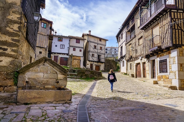 Vrouw loopt door de middeleeuwse straten van het bergdorp La Alberca Salamanca
