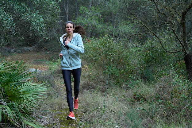 Vrouw loopt door het bos