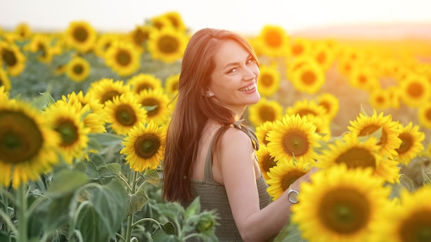 Vrouw loopt door zonnebloemen en geniet van levendige momenten