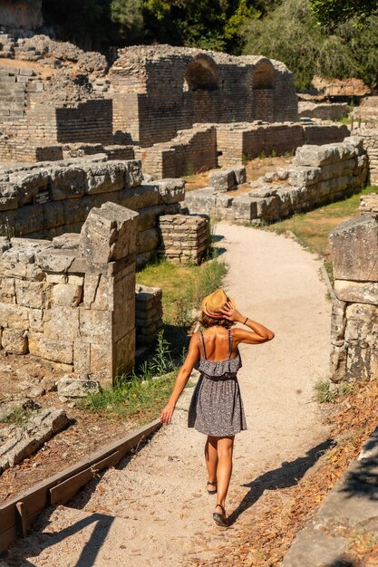 Vrouw loopt in de archeologische ruïnes van Butrint of Butrinto National Park in Albanië