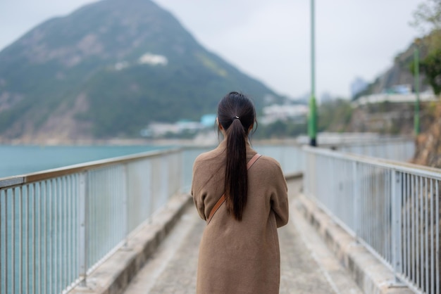 Vrouw loopt in de promenade aan de kust