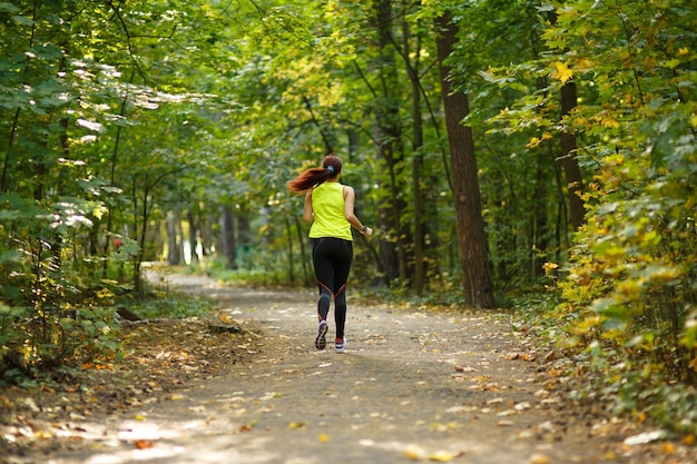 Vrouw loopt in het bos