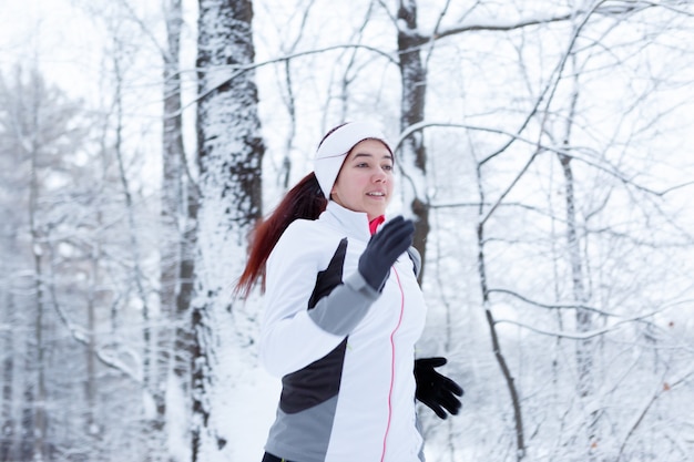 Vrouw loopt in winter park