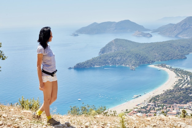 Vrouw loopt langs het lycian way-pad. fethiye, oludeniz. mooi uitzicht op zee en het strand. wandelen in de bergen van turkije