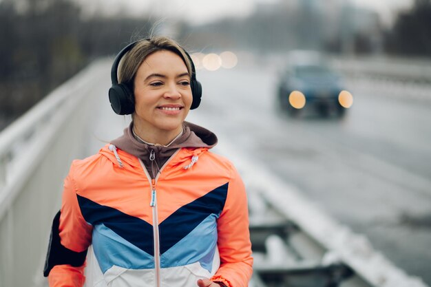 Vrouw loopt op de brug in de winter en sneeuw