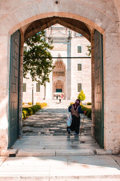 Foto vrouw loopt op de suleymaniye moskee