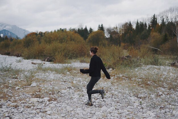 Foto vrouw loopt op het landschap tegen de lucht