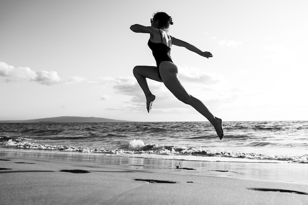 Vrouw loopt op het strand gewichtsverlies concept