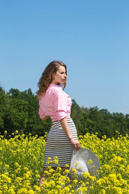 vrouw loopt rond het veld