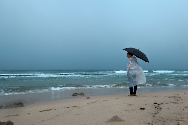 Vrouw lopen in regenachtig weer