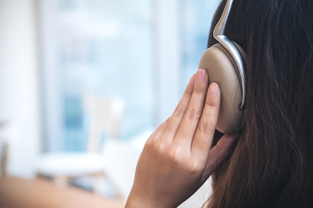 vrouw luister naar muziek met een hoofdtelefoon