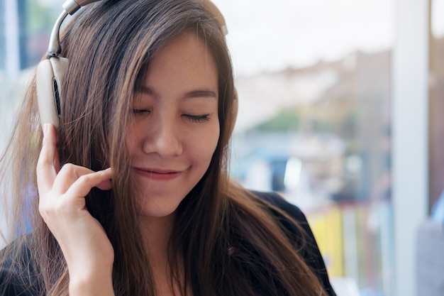 vrouw luister naar muziek met een hoofdtelefoon