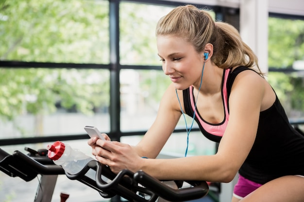 Vrouw luisteren muziek en sms