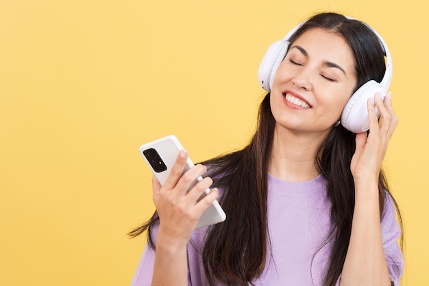 Vrouw luisteren naar muziek met de ogen dicht