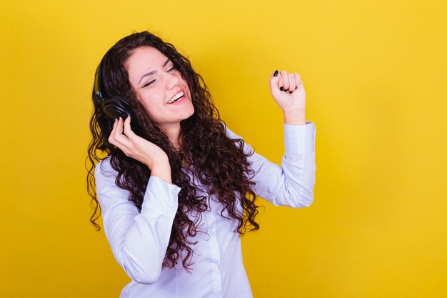 Vrouw luisteren naar muziek op koptelefoon levendig blij vrolijk Dansen genieten