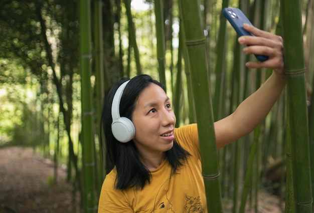 vrouw luisteren naar muziek van smartphone smart