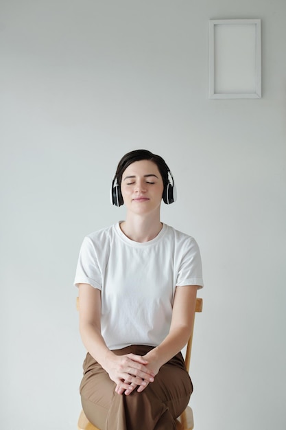 vrouw luisteren naar muziek