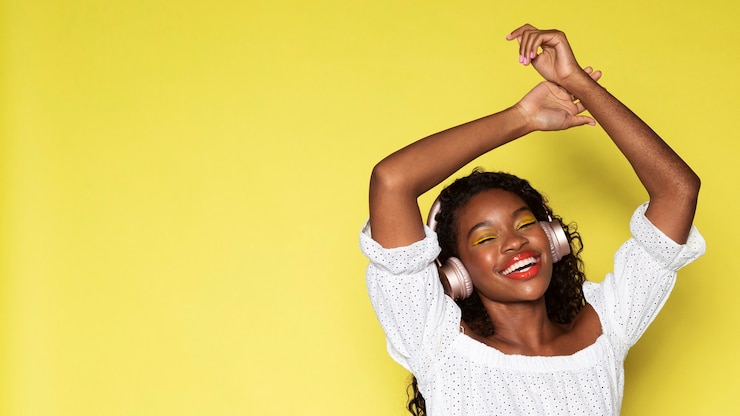 Foto vrouw luistert naar muziek via haar koptelefoon