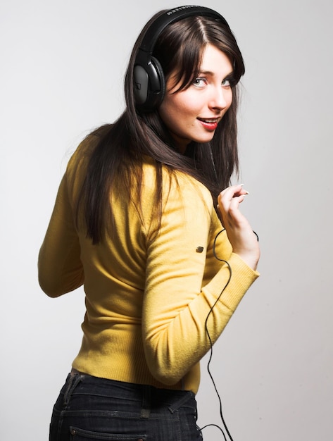 Vrouw luistert naar muziek.
