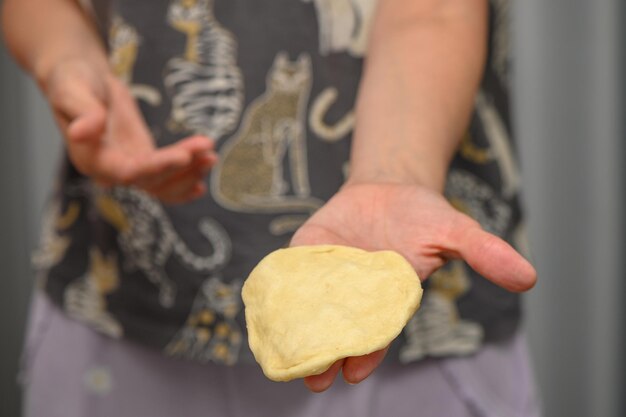 Vrouw maakt broodjes in de keuken 3