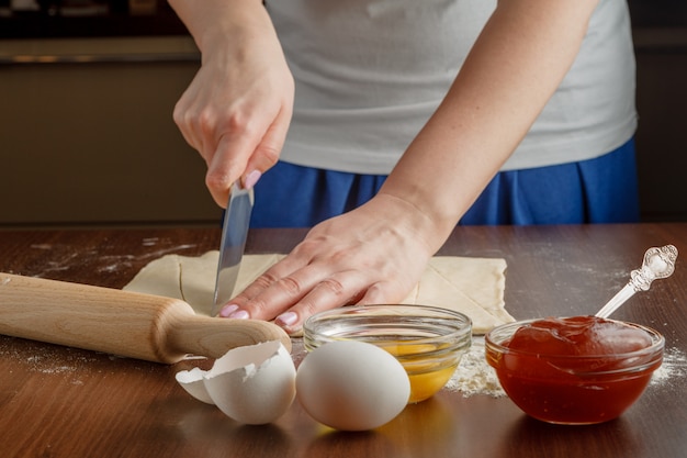 Vrouw maakt croissant in de keuken