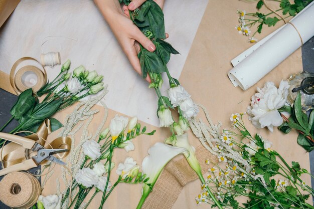 Vrouw maakt een boeket bloemen