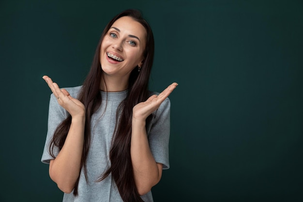 Vrouw maakt een gebaar met haar handen