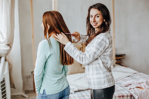 Vrouw maakt een vlecht voor haar vriend