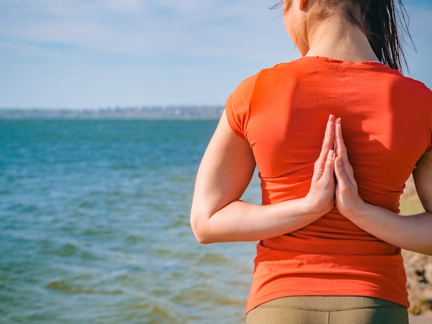 vrouw maakt een yoga in de kust