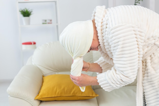 Vrouw maakt gewikkeld in een handdoek en droogt haar haar na een ochtenddouche Haarverzorging en lichaamshuidconcept