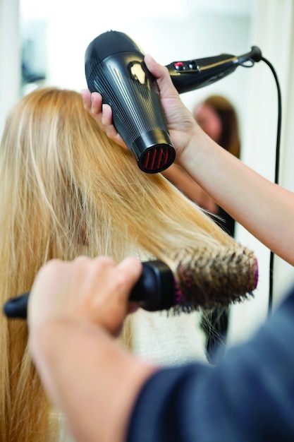 vrouw maakt haar haar in schoonheidscentrum