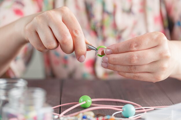 Vrouw maakt handgemaakte sieraden