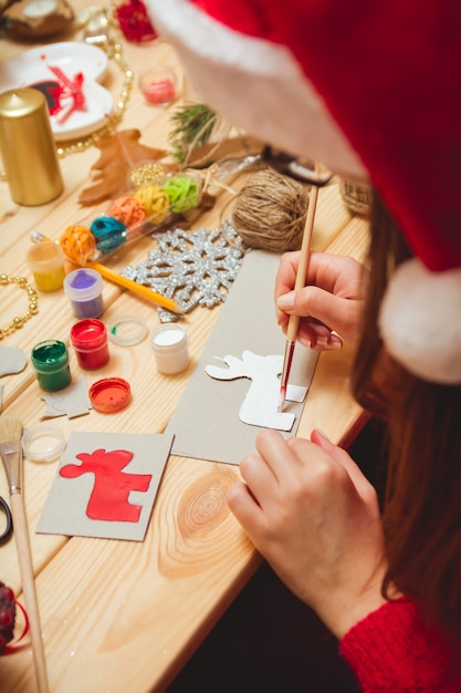 Vrouw maakt kerstaccessoires