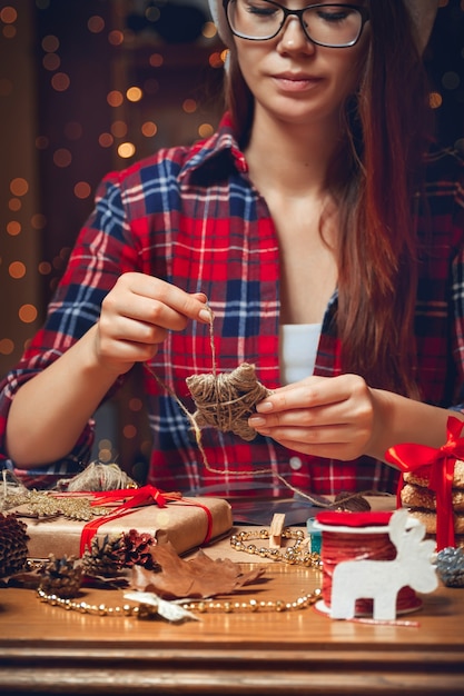 Vrouw maakt kerstaccessoires