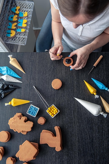 Vrouw maakt peperkoek zonnebloem peperkoek ontwerp workshop