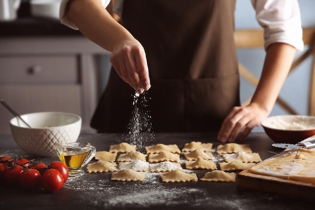 Vrouw maakt ravioli op tafel