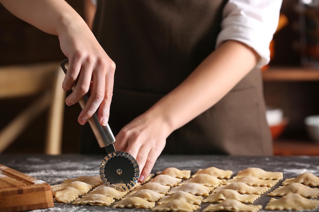 Vrouw maakt ravioli op tafel