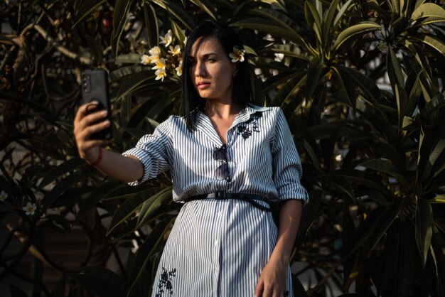 Vrouw maakt selfie in tuin met bloemen